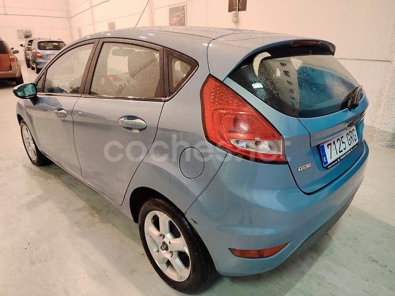 Usado Ford Fiesta Trend 90 CV (66 kW) 2009 Azul Berlina