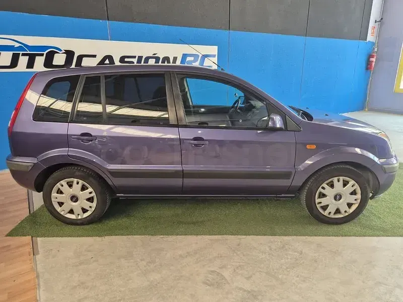 Usado Ford Fusion Futura 68 CV (50 kW) 2008 Violeta / lila Utilitario