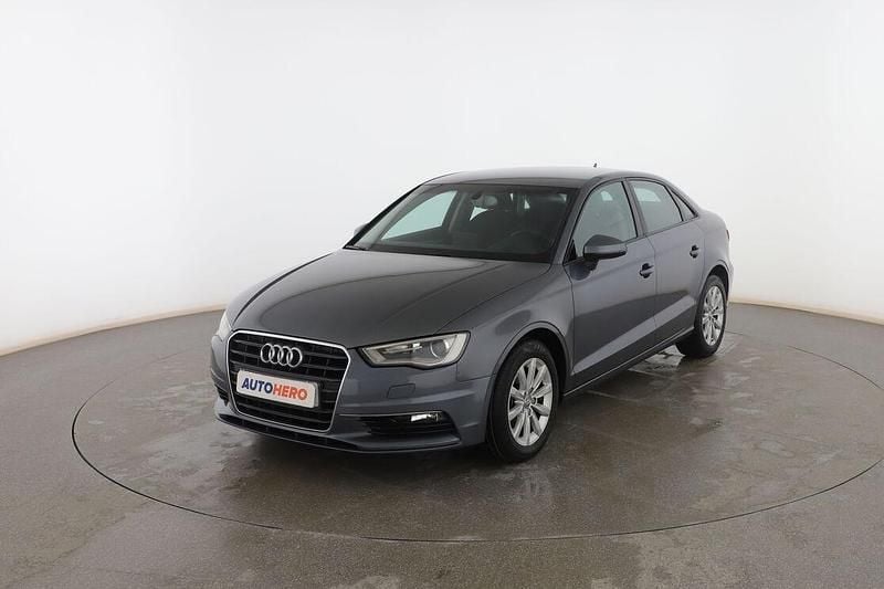 Usado Audi A3 Attraction 105 HP (77 kW) 2014 Cinzento Sedan