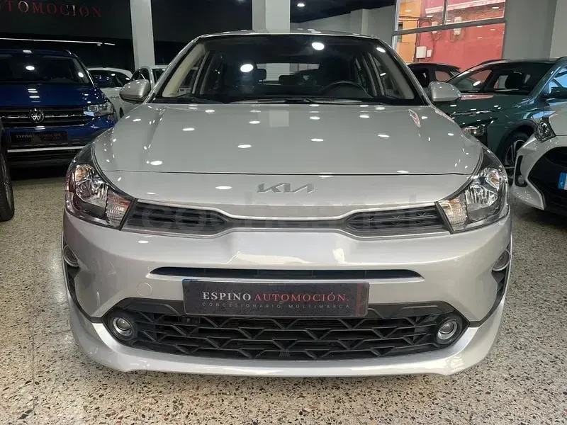 Usado Kia Rio 84 CV (61 kW) 2023 Gris / plata Berlina