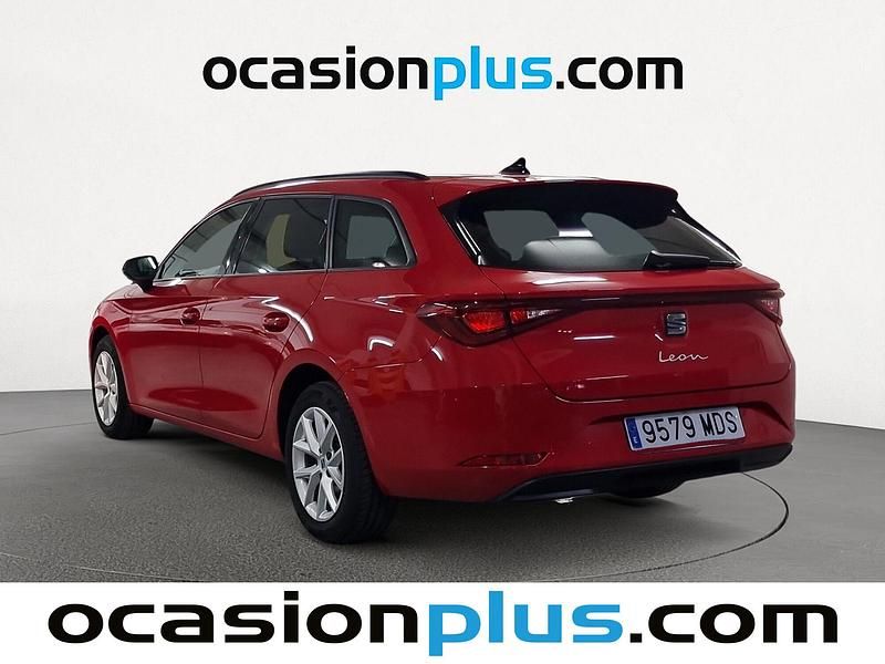 Usado Seat Leon Style 110 CV (80 kW) 2023 Rojo Familiar