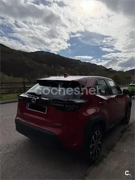 Käytetty Toyota Yaris Cross Active 116 HP (85 kW) 2023 Punainen Katumaasturi