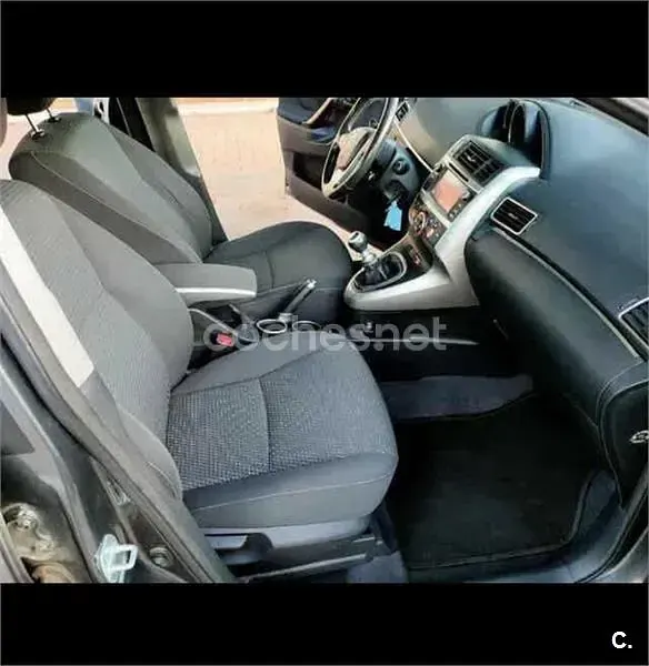 Usado Toyota Verso Comfort 112 CV (82 kW) 2015 Gris / plata Monovolumen
