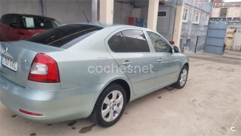 Usado Skoda Octavia 105 CV (77 kW) 2010 Gris / plata Familiar