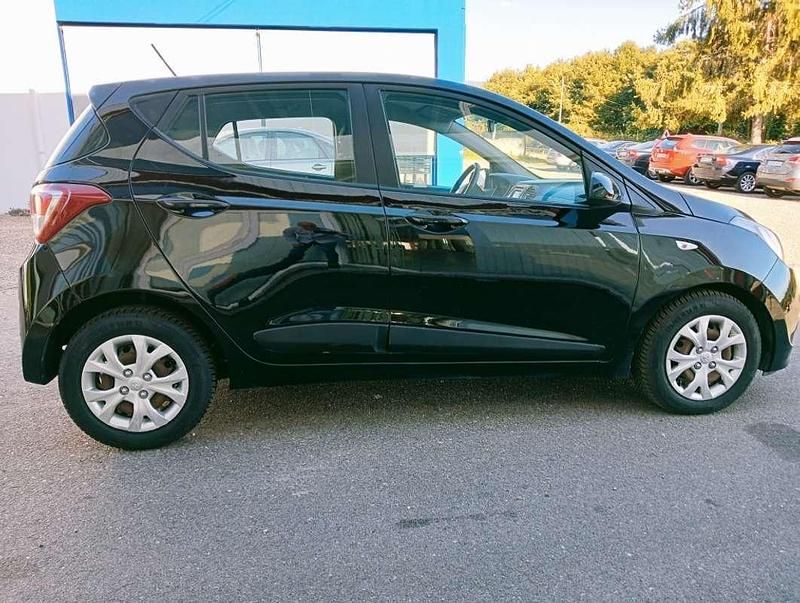 Usado Hyundai i10 Blackline 87 CV (63 kW) 2015 Negro Utilitario