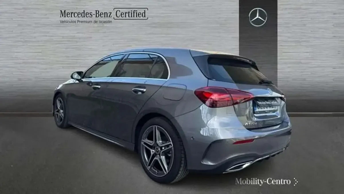 Usado Mercedes A180 109 CV (80 kW) 2024 Gris Utilitario