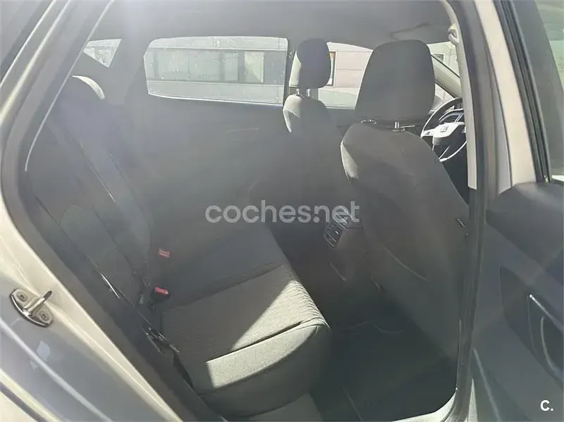 Usado Seat Leon Reference 105 CV (77 kW) 2014 Gris / plata Berlina
