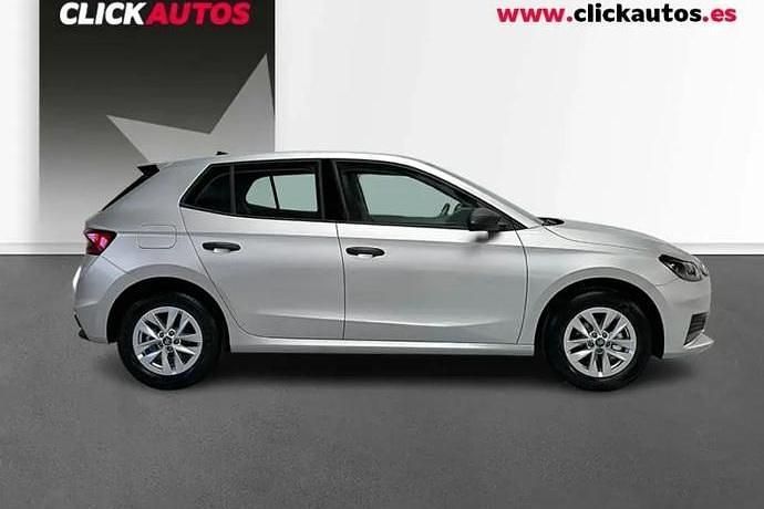 Usado Skoda Fabia Essence 95 CV (69 kW) 2025 Plata Utilitario