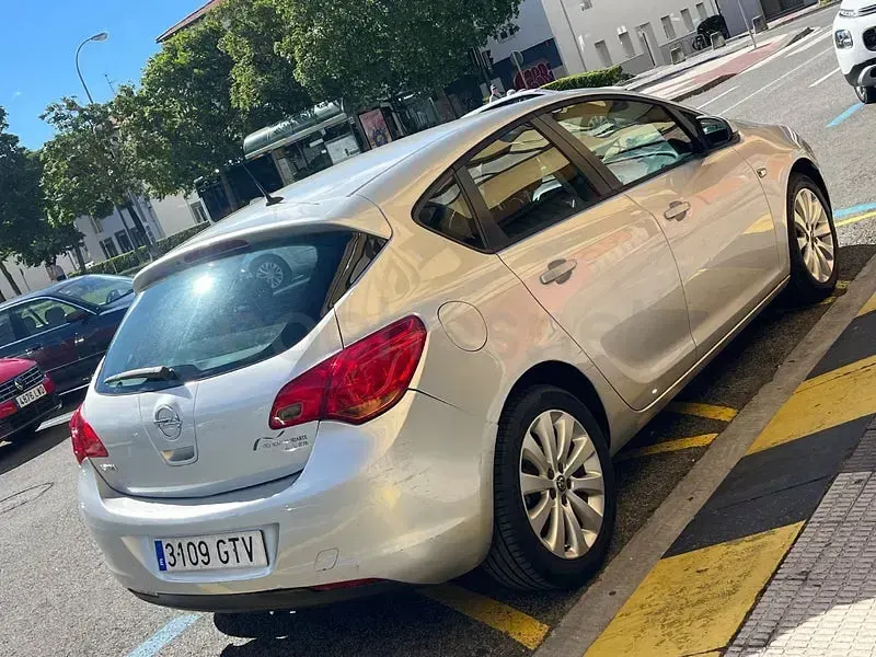 Usado Opel Astra Edition 115 CV (84 kW) 2010 Blanco Berlina