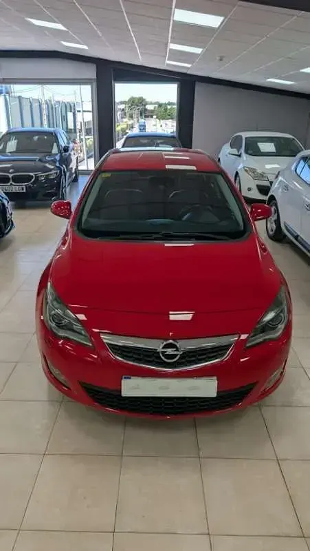 Usado Opel Astra Cosmo 110 CV (80 kW) 2012 Rojo Utilitario