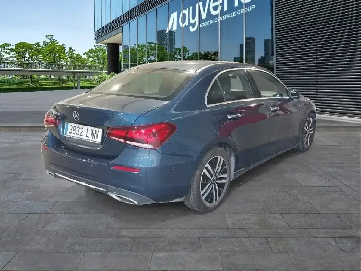 Usado Mercedes A180 116 CV (85 kW) 2022 Azul Berlina