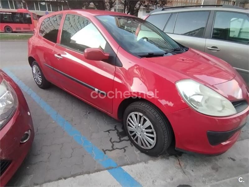 Usado Renault Clio II Authentique 75 CV (55 kW) 2009 Rojo Berlina