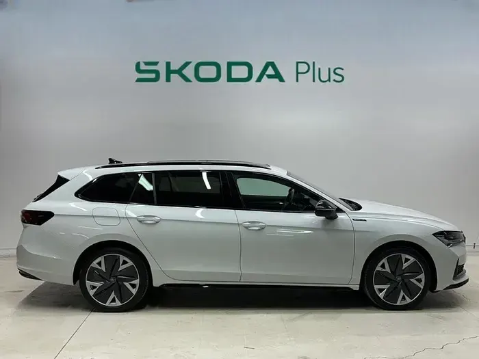 Usado Skoda Superb SportLine 204 CV (150 kW) 2026 Blanco Familiar
