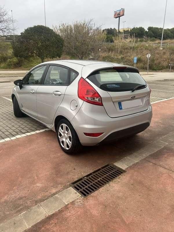 Usado Ford Fiesta Trend 69 CV (50 kW) 2012 Plateado Utilitario