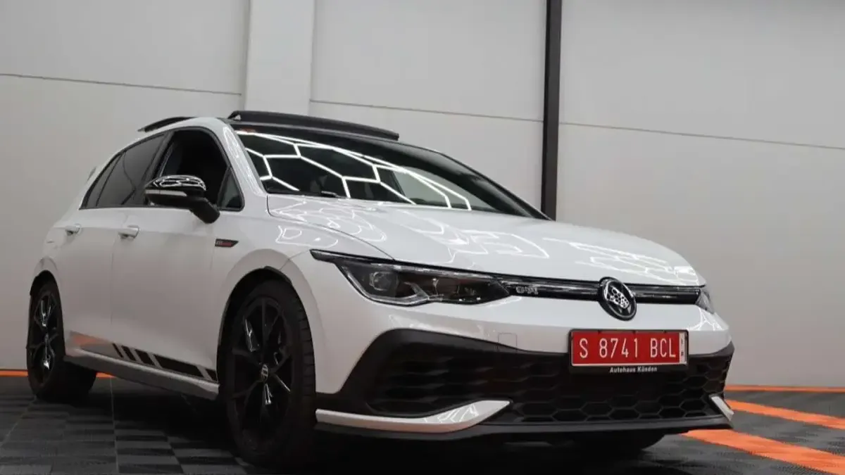 Usado VW Golf VIII GTI 300 CV (220 kW) 2023 Blanco Utilitario