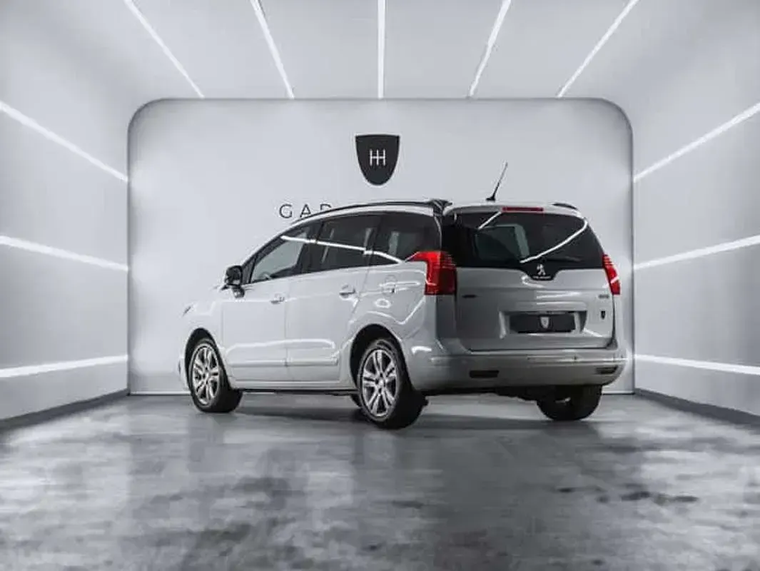 Usado Peugeot 5008 Allure 120 CV (88 kW) 2015 Blanco Monovolumen