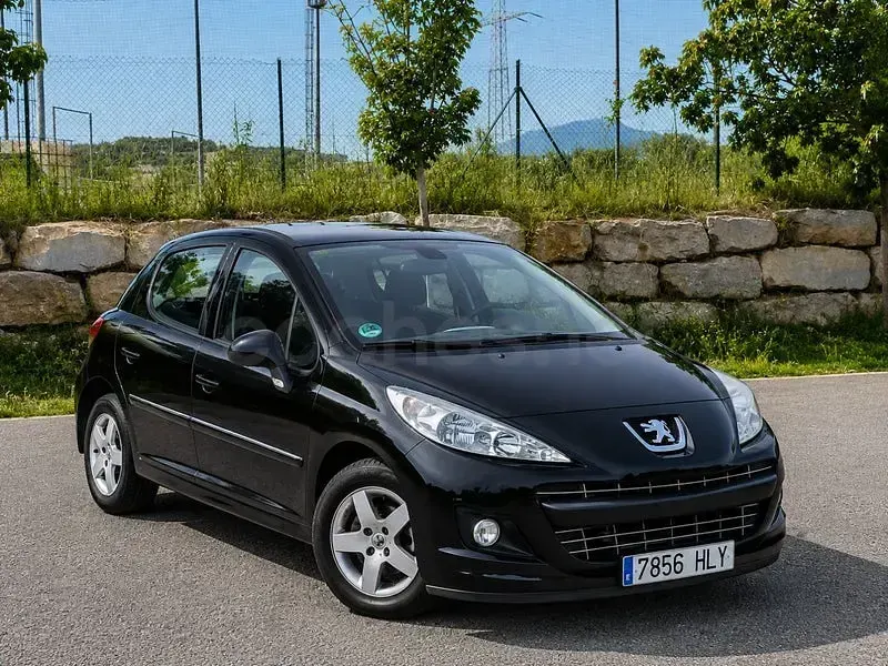 Usado Peugeot 207 75 CV (55 kW) 2012 Negro Berlina