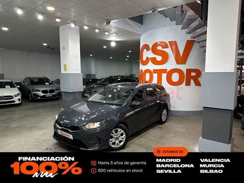 Usado Kia Ceed GT 136 CV (100 kW) 2023 Gris / plata Berlina