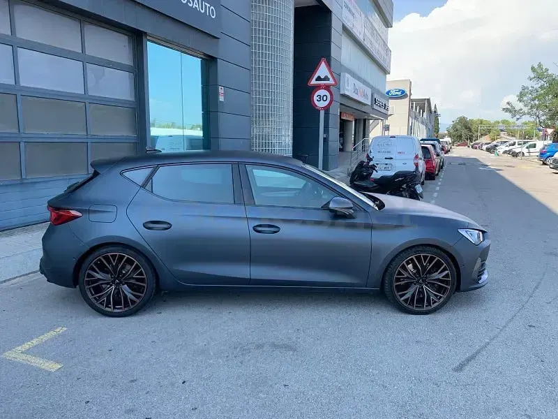 Usado Cupra Leon 300 CV (220 kW) 2021 Gris / plata Berlina