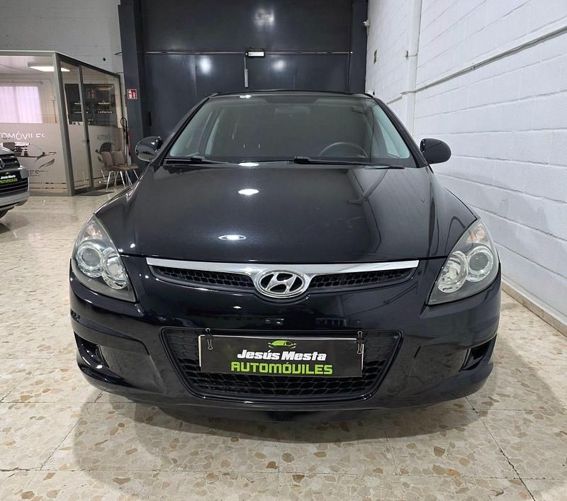 Usado Hyundai i30 Comfort 90 CV (66 kW) 2010 Negro Berlina