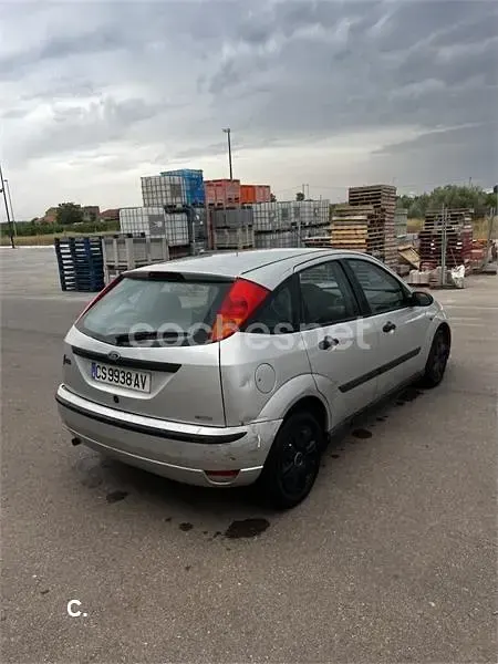 Usado Ford Focus Ambiente 100 CV (73 kW) 2000 Gris / plata Berlina