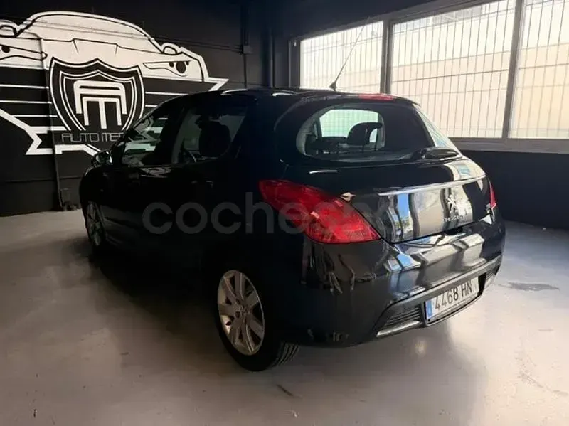 Usado Peugeot 308 Active 112 CV (82 kW) 2013 Negro Berlina