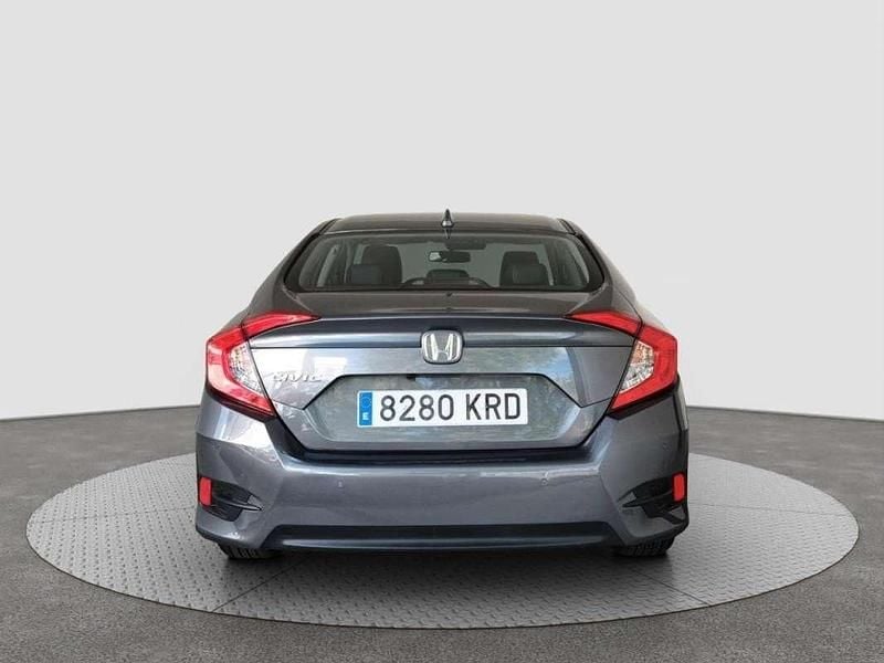 Usado Honda Civic Executive 120 CV (88 kW) 2018 Gris / plata Berlina