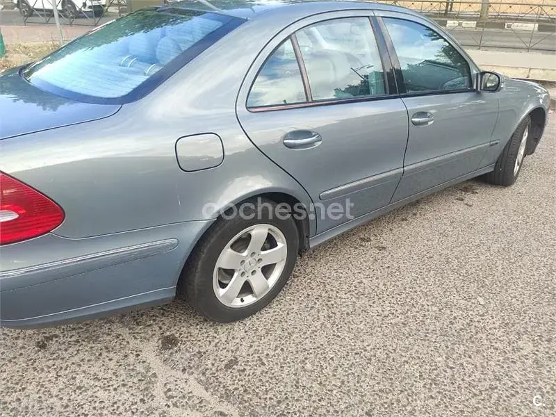 Usado Mercedes E320 Avantgarde 204 CV (150 kW) 2006 Gris / plata Berlina