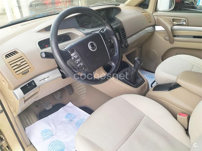 Usado Ssangyong (KGM) Rodius 165 CV (121 kW) 2010 Beige Monovolumen