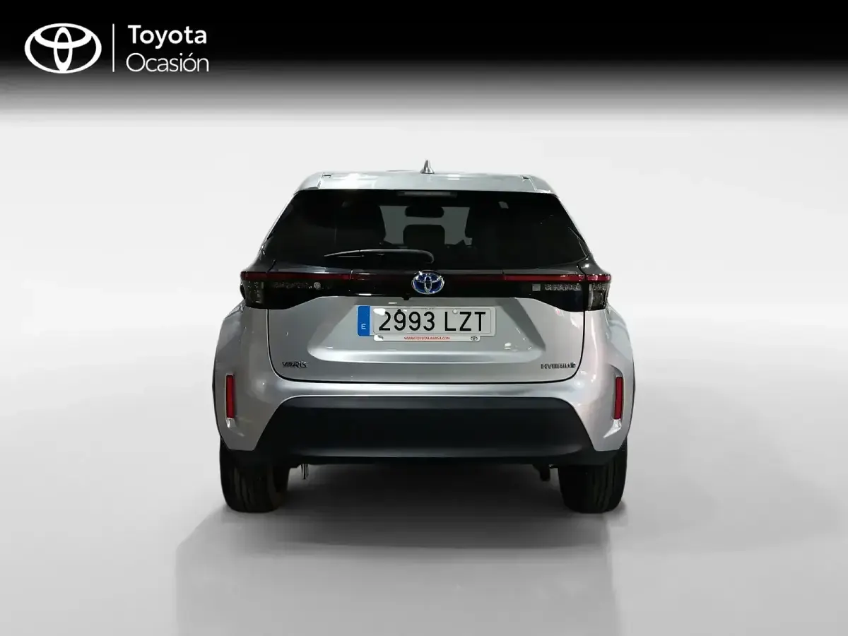 Usado Toyota Yaris Style 116 CV (85 kW) 2022 Gris Utilitario