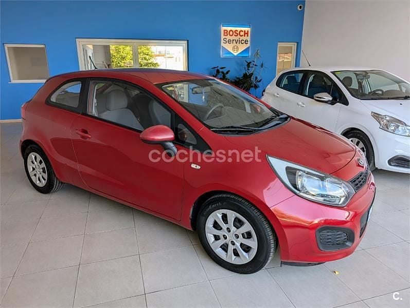 Usado Kia Rio 85 CV (62 kW) 2014 Rojo Berlina