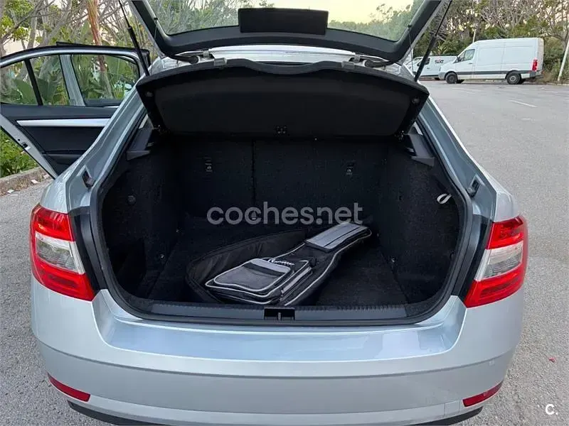 Usado Skoda Octavia 115 CV (84 kW) 2019 Gris / plata Berlina