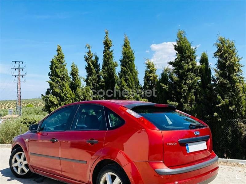 Usado Ford Focus Trend 100 CV (73 kW) 2006 Rojo Berlina