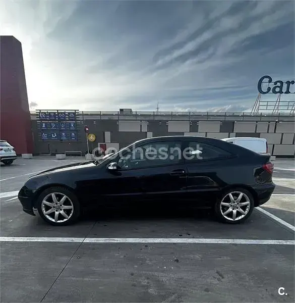 Usado Mercedes C220 143 CV (105 kW) 2003 Negro Berlina