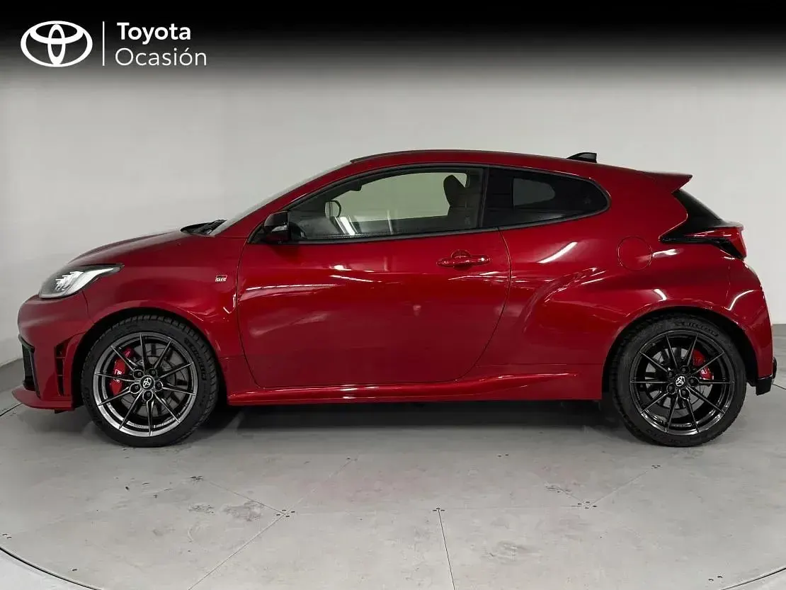 Usado Toyota Yaris 276 CV (202 kW) 2024 Rojo emocion Utilitario