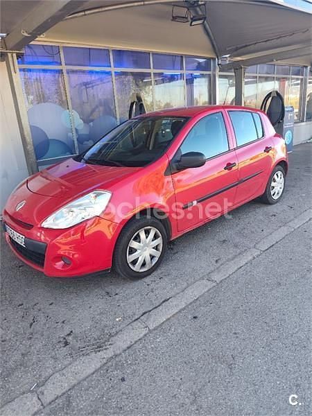 Rojo Usado 2013 Renault Clio III Collection Berlina | 3480 € (Un poco caro) - Imagen 1/4