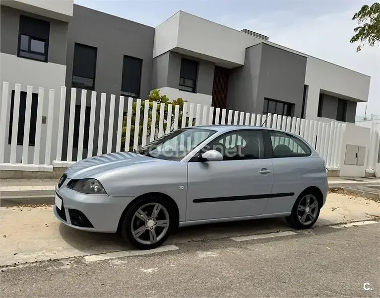 Usado Seat Ibiza Sport 100 CV (73 kW) 2005 Gris / plata Utilitario