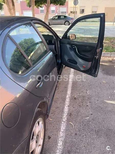 Usado Seat Leon 110 CV (80 kW) 2000 Negro Utilitario