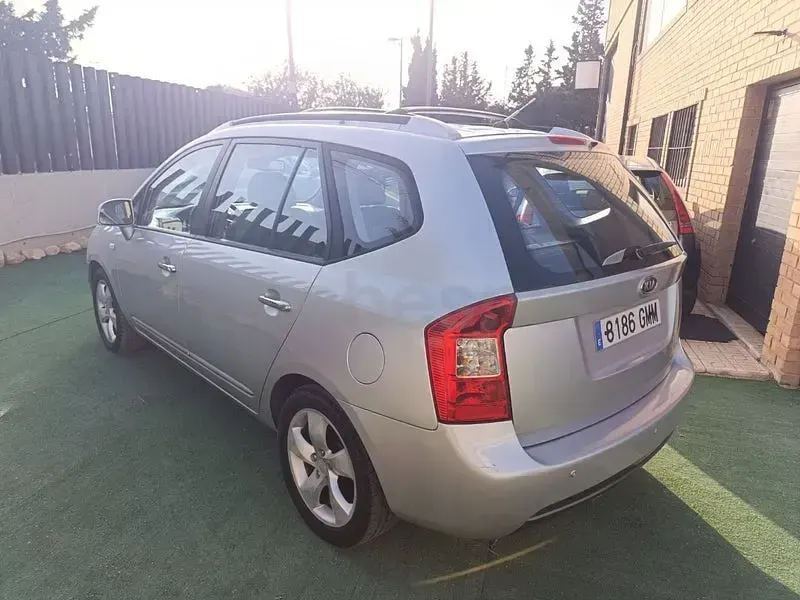 Usado Kia Carens 140 CV (102 kW) 2010 Gris / plata Monovolumen