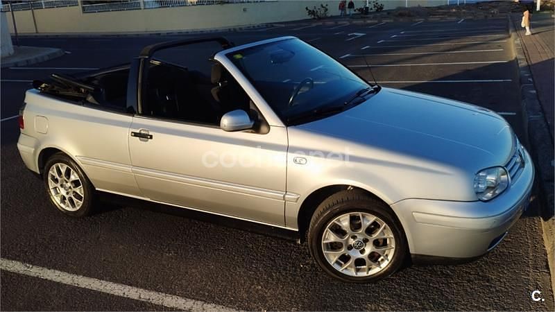 Usado VW Golf Cabriolet Highline 115 CV (84 kW) 2001 Gris / plata Descapotable
