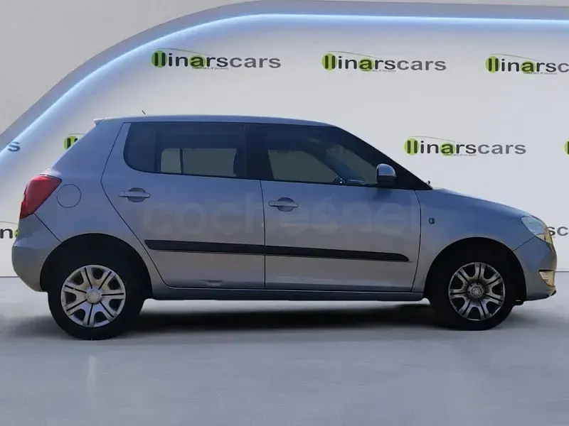 Usado Skoda Fabia Ambition 60 CV (44 kW) 2011 Gris / plata Berlina