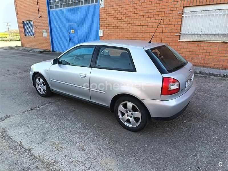 Usado Audi A3 Attraction 130 CV (95 kW) 2002 Gris / plata Utilitario