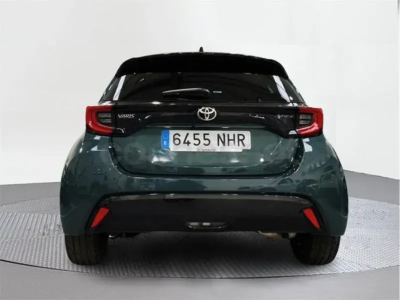 Usado Toyota Yaris Hybrid Style 116 CV (85 kW) 2025 Verde Berlina