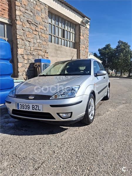Usado Ford Focus Trend 100 CV (73 kW) 2002 Gris / plata Berlina