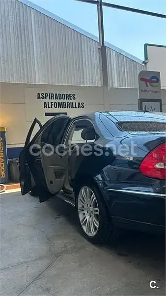 Usado Mercedes E320 Avantgarde 220 CV (161 kW) 2003 Azul Berlina