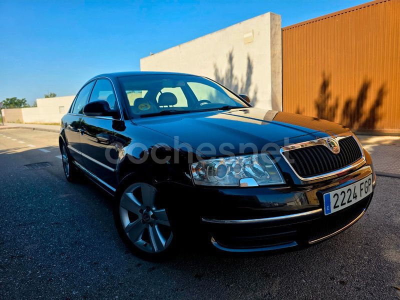 Negro Usado 2007 Skoda Superb Comfort Berlina | 4250 € - Imagen 1/4