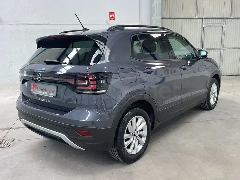 Usado VW T-Cross Advance 95 CV (69 kW) 2022 Gris / plata SUV
