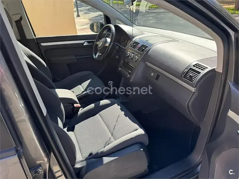 Usado VW Touran Advance 105 CV (77 kW) 2014 Gris / plata Monovolumen