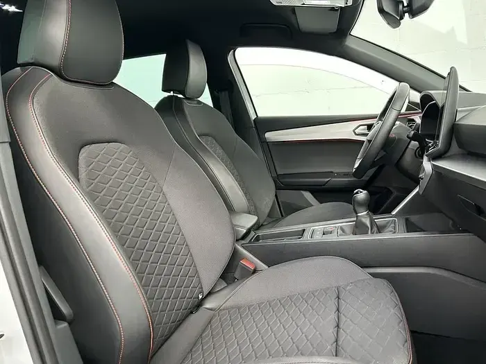 Usado Seat Leon FR 130 CV (95 kW) 2023 Blanco