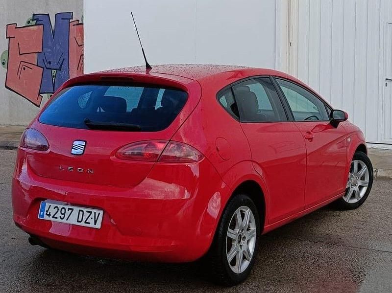 Usado Seat Leon 100 CV (73 kW) 2005 Rojo Utilitario